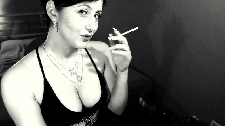 LegsOnHeels: Provocación de fumar en traje elegante