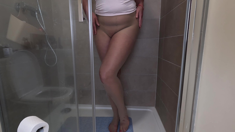 Emma Voyeur: Девушка Мочит Колготки В Душе