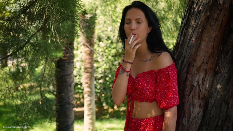 Russian Smokers: Si cantik Rusia yang menggodakan merokok pancutan mani di luar...