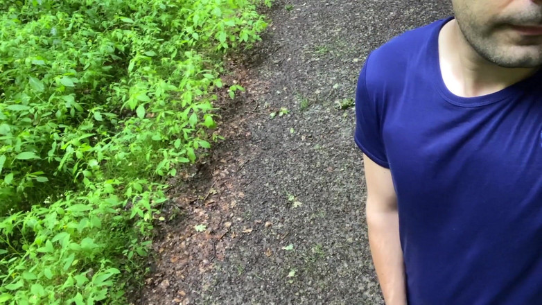 Fratchino: Chico cachondo se corre bajo la lluvia