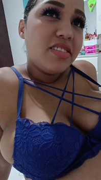Můj nevlastní bratr je nadržený tím, že mě nafotím několika sexy fotografií a požádá mě, abych s ním šukala