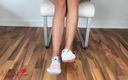 Little Lewd Luna: Picioare asiatice excitate dezbracă șosete pentru a fute un vibrator