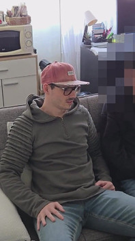 Capturados Mike chupando o fazendeiro, em seguida, o entregador twink juntou-se para um quarteto (parte 1)