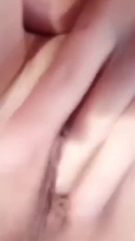 Nadržená sexy holka masturbuje, zatímco všichni jsou obsazeni