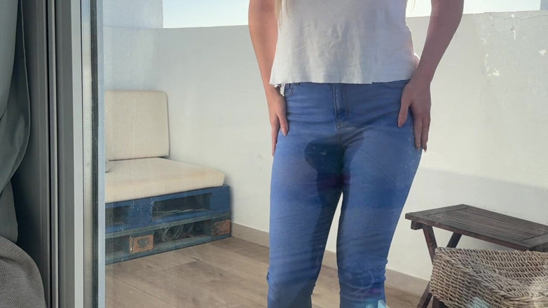 Emma Voyeur: Chica Encerrada En El Balcón Y Tuvo Que Mojar Sus...