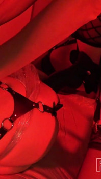 Son copain reçoit une douche dorée avant sa séance de pegging