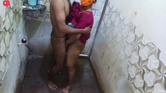 Mami4711: 핫한 녹음 비디오에서 화장실에서 펑킹하는 인도 마누라