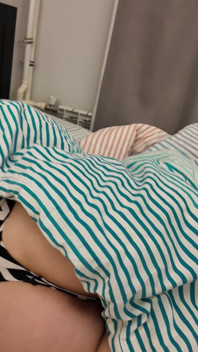 Stiefmoeder werd wakker met een nat poesje dat hij zo vriendelijk op zijn grote pik trok en neukte met zijn vuist terwijl ze alleen thuis waren
