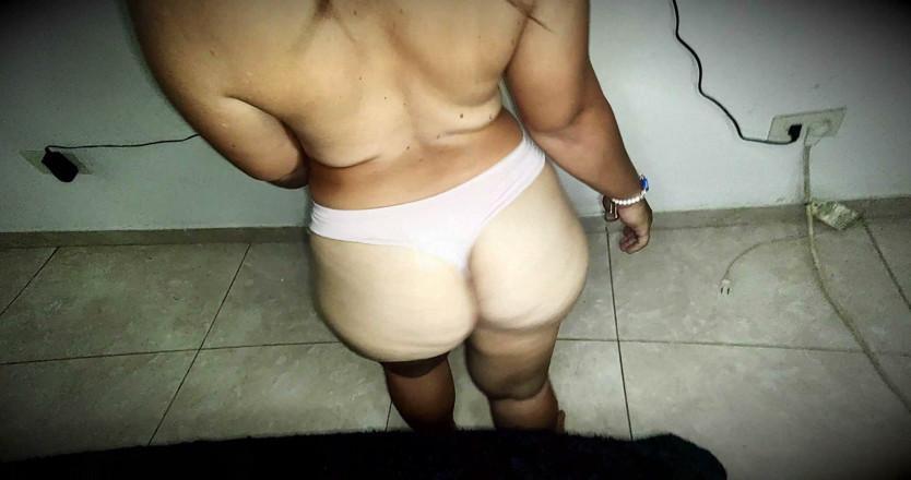 Uncut Lil Midget and Latina Freaky Friends: Cul stupide, naine, jean mmmm