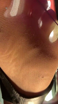 Adoration du glory hole : j’ai utilisé ta bouche avec mes pieds en nylon moites et mon cul mouillé