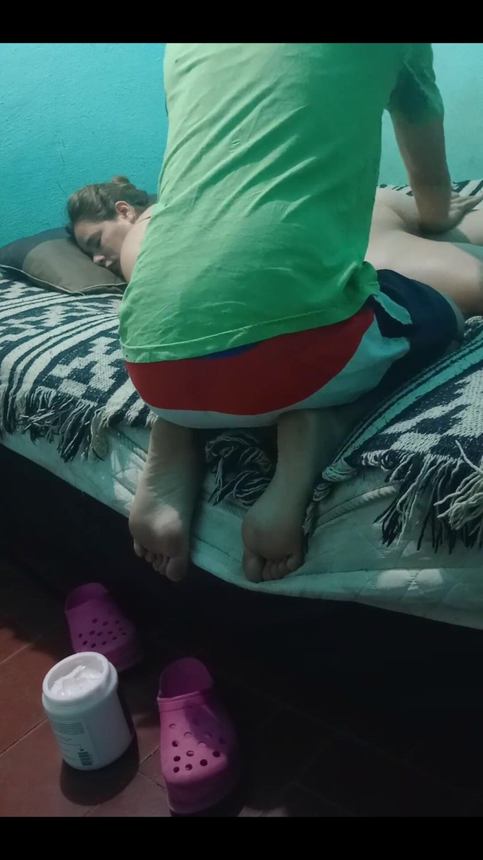 Fitcure1: 用奶油按摩直到她裸体