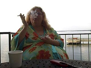 BBW nurse Vicki adventures with friends: Grandota fuma y toma café temprano en la mañana