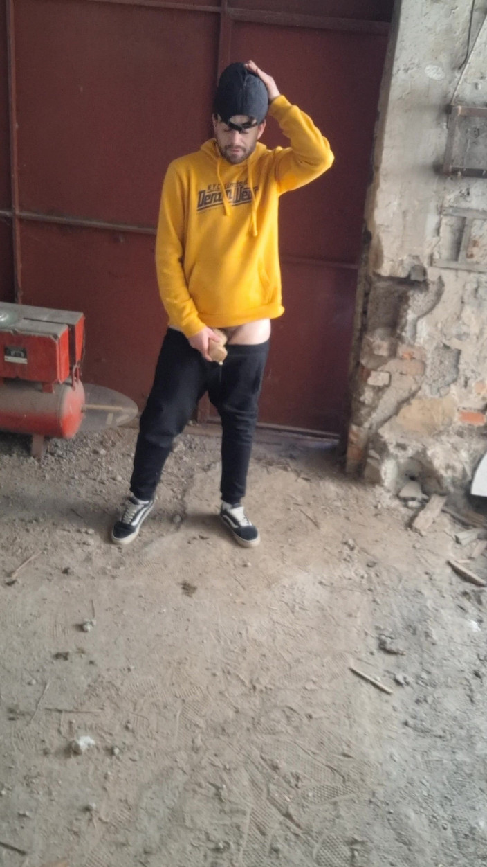 jerkofflover: 버려진 공장 야외와 홀 내부에서 자위 행위