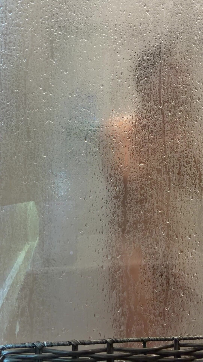 joanraay: Abang tiriku datang berkunjung dan membiarkan pintunya terbuka saat dia...