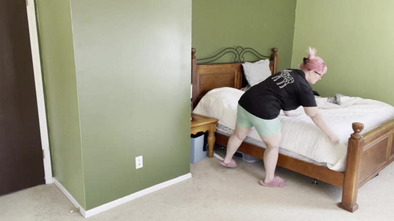 Alice Stoner: Gorgeous BBW Strips Naked and Jiggles Her Fat Ass Before...