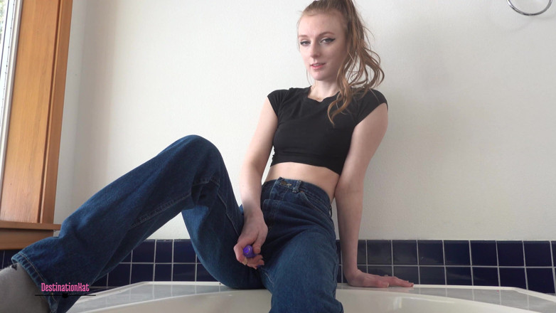 Destination Kat: Kissa och spela i jeans