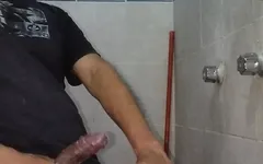 Mi risciacquo il cazzo mentre mi tiene la mano e viene