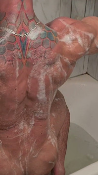 Jock păros în baie, sâni, abdomen și pubis sub apă
