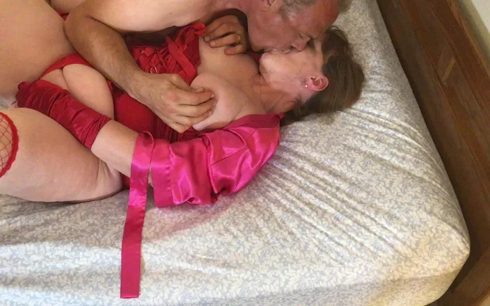 Carmen Angel: Tunggangan merah menghisap dildo, kongkek dildo, cam 3 di belakang tabir