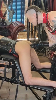แต่งตัวและเย็ดด้วยถุงมือลาเท็กซ์ของฉัน