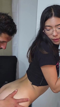 แม่ของเธอปล่อยให้เธออยู่คนเดียวกับพ่อเลี้ยงและเธอฉวยโอกาส