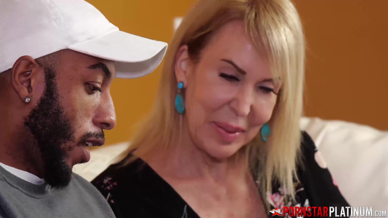 Pornstar Platinum: Pornstarplatinum - Erica Lauren verleidt John Long voor interraciale neukpartij