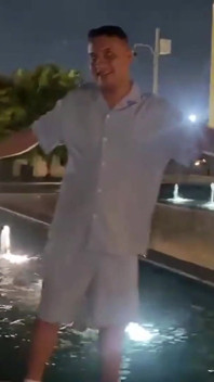Camminando per La Città Di Cartagena E Poi Ti Siedi Ad Ammirare I Miei Grandi Piedi Come Merito