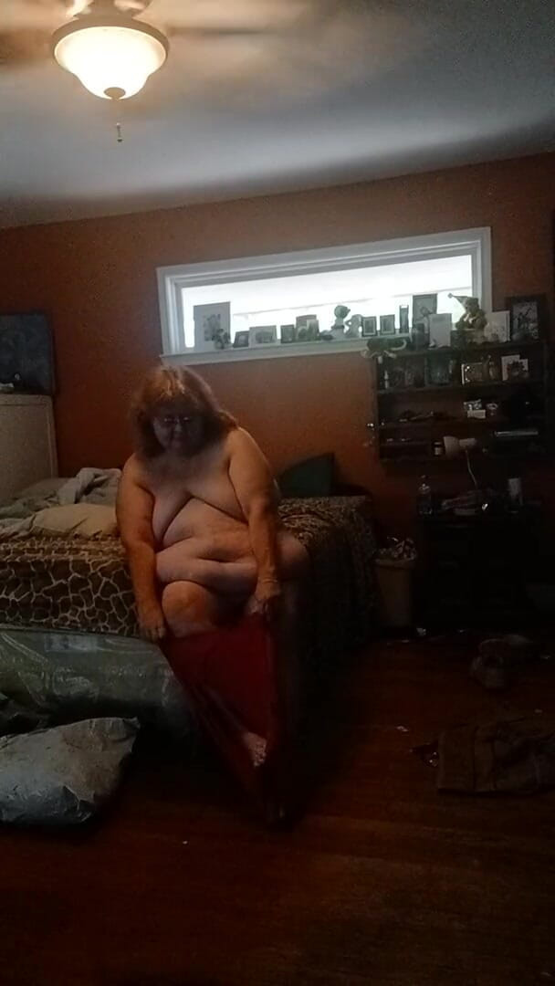 BBW nurse Vicki adventures with friends: Modeling kalhotek, které prodávám část 1 Červená krajka hedvábná