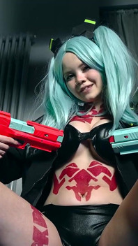 レベッカ・ニクソンがアニメコスプレで彼女の素晴らしいおっぱいを見せてくれます