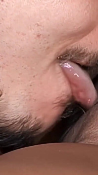 La miLF pelosa viene sditalinata in profondità fino all'esplosione dell'orgasmo con squirting