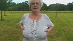 Calda nonna piscio all'aperto