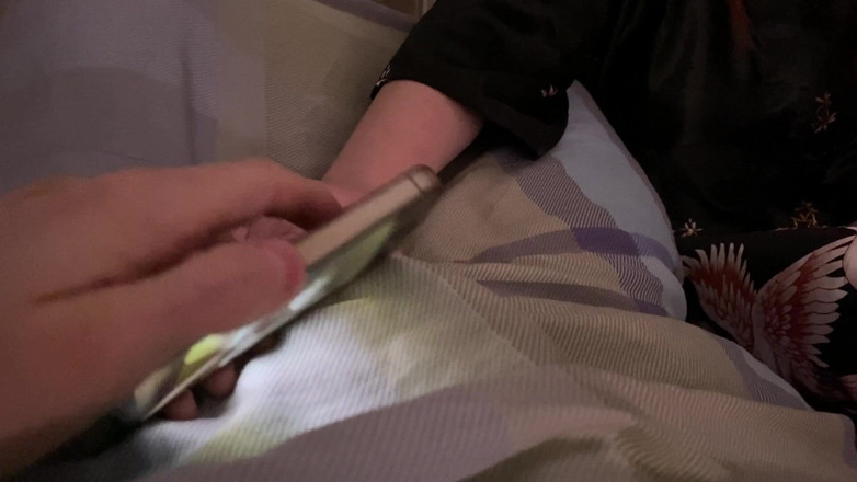 AmyHi: Het styvmor fångade mig runkandes och hjälpte mig att sperma