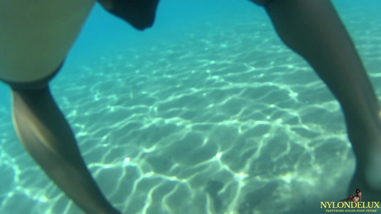 Nylondelux: Peniscage &amp;strumpf im meer