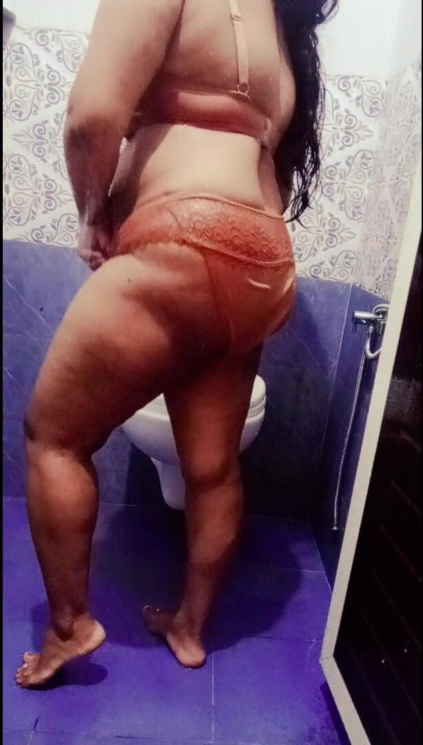 Your Arya: Sora vitregă indiană cu țâțe mari Arya în baie