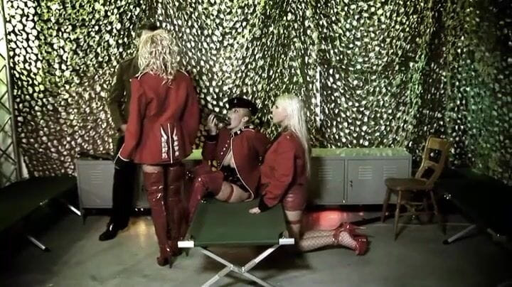 Cryptostudios: MILF blonde dengan pepek sempurna dengan tetek besar menjilat dan...