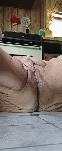 Sie ist nackt im Küchenboden Zeit, um zeit zu schrubben, um diese muschi zu schrubben