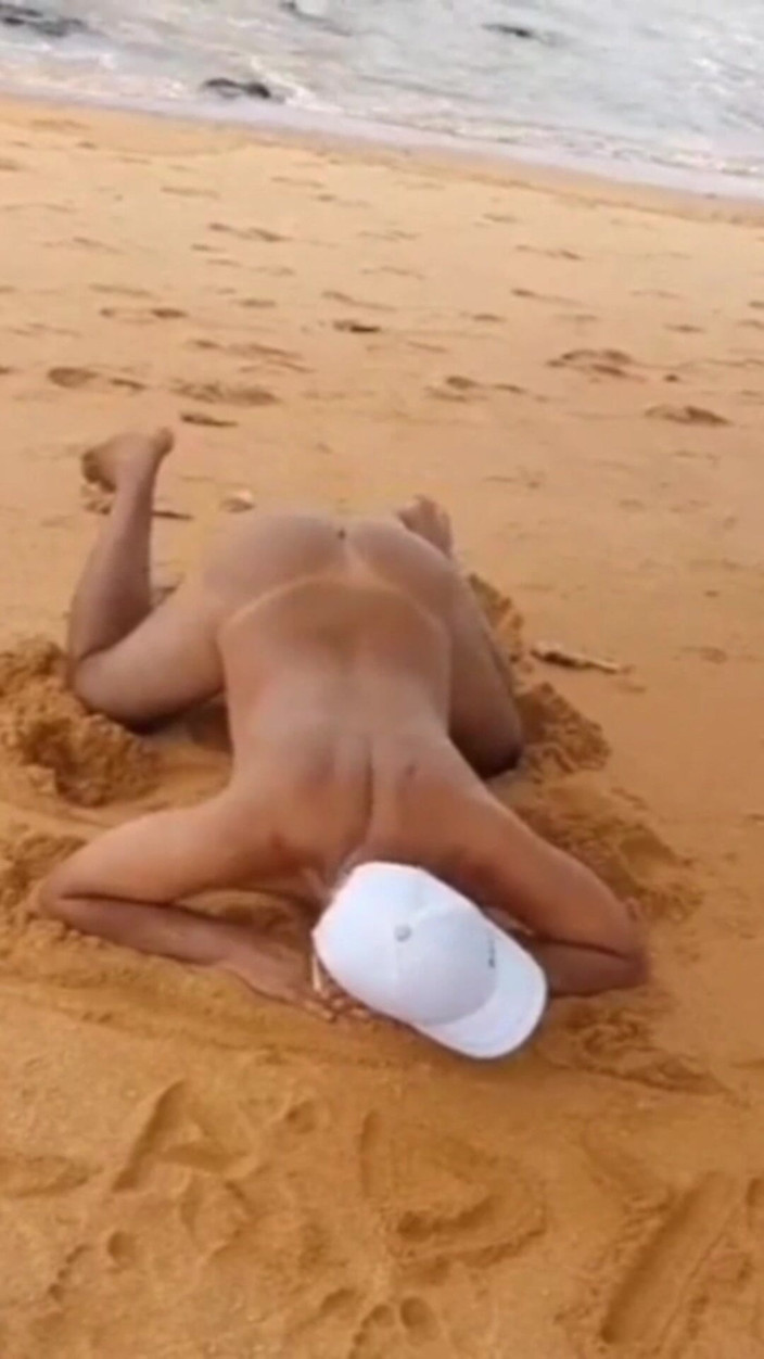 Ladysilvas: 섹시한 마크로 무두질한 엉덩이를 보여주는 벌거벗은 해변에서 Ladysilva 모음집