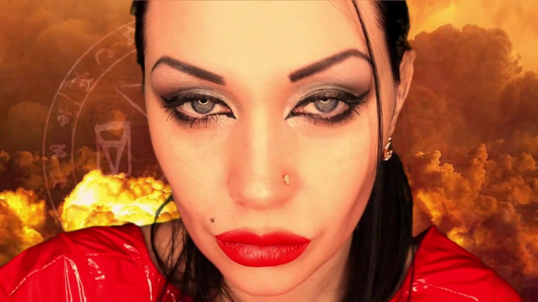 Goddess Misha Goldy: एक शैतान के अंदर! Devour Fetish!