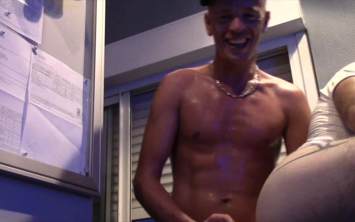 Amator Bareback French Clips: 2087 Трахнутый Badboy с Xxockc в раздевалке