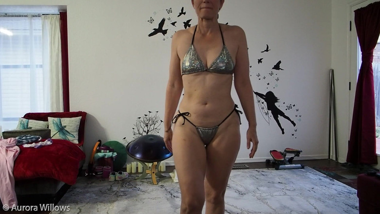 Aurora Willows: Dea Aurora Willows bikini d'argento, circoli dell'fianchi e posa di...