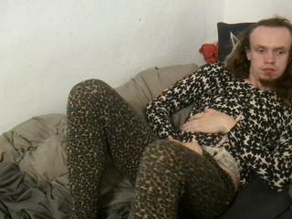 Sexy Live: Strip-masturbation in einem Outfit mit leopardendruck (teil 1)