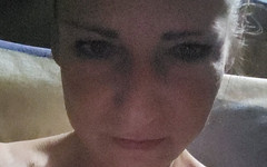 EliteLadyS: Американская милфа курит топлес