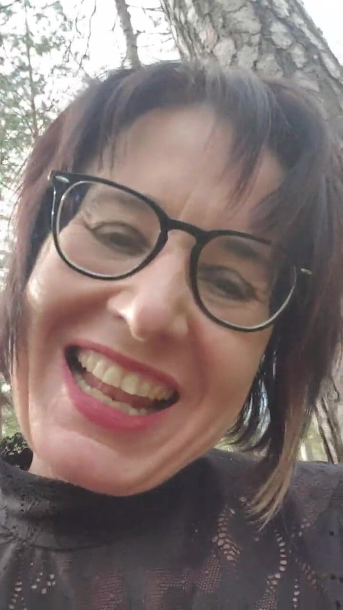 JulieEroticDress: Mergând goală în aer liber și ejaculând