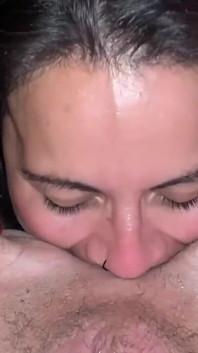 Jilat pantat pov! Cewek hot ini lagi asik jilat pantat bahenolnya - close up