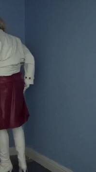 Maroon y cuero blanco