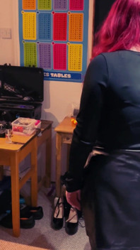 Duro castigo en la sala de la escuela
