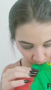 Bondage con un piccolo palloncino a tacchi alti