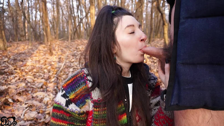 ElivaLove: Pompino duro nei boschi (con ingoio) ad un cazzo peloso