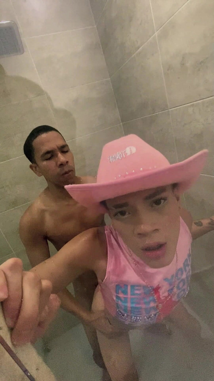 Tomas Styl: フェムボーイが家族と休暇中のホテルのバスルームで見知らぬ男に犯される