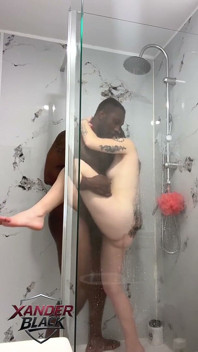 샤워하는 동안, 그녀의 얼굴에 맛있는 사정으로 끝나는 놀라운 섹스